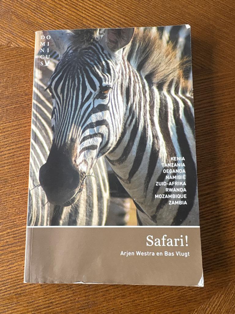 Safari! Reisgids Kenia, Tanzania, Oeganda, Namibië, Zuid-Afr, Boeken, Afrika, Ophalen of Verzenden, Reisgids of -boek, Gelezen