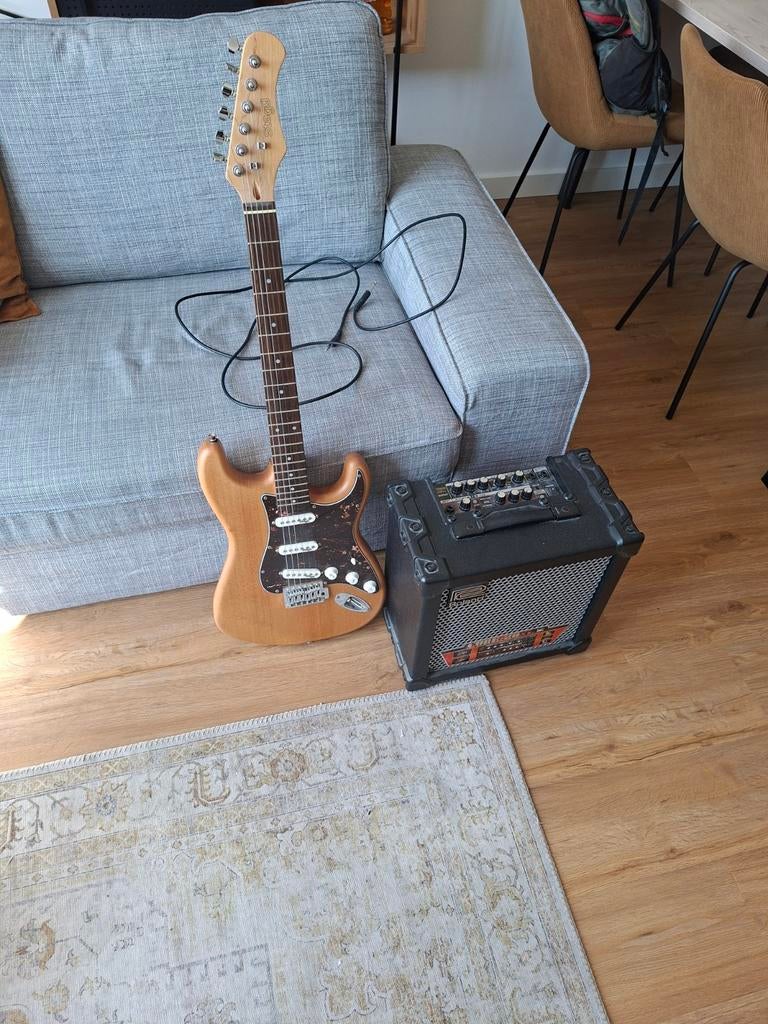 Stagg 300 ElektrischeGitaar met Roland Cube 20 XL Versterker, Gebruikt, Met versterker, Solid body, Ophalen