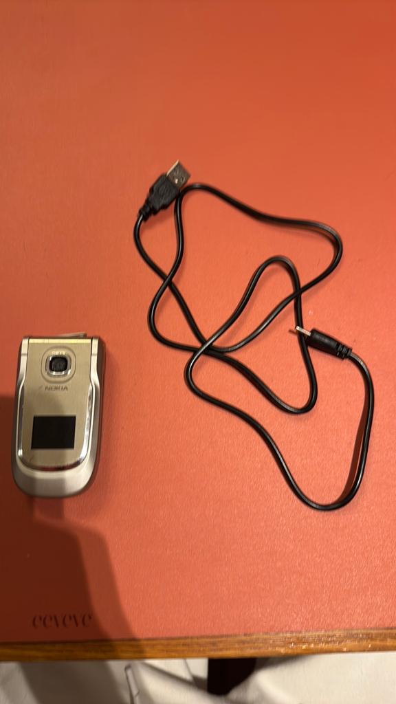 Nokia fold goud met wit met oplader, Telecommunicatie, Mobiele telefoons | Nokia, Gebruikt, Wit, Fysiek toetsenbord, Inklapmodel