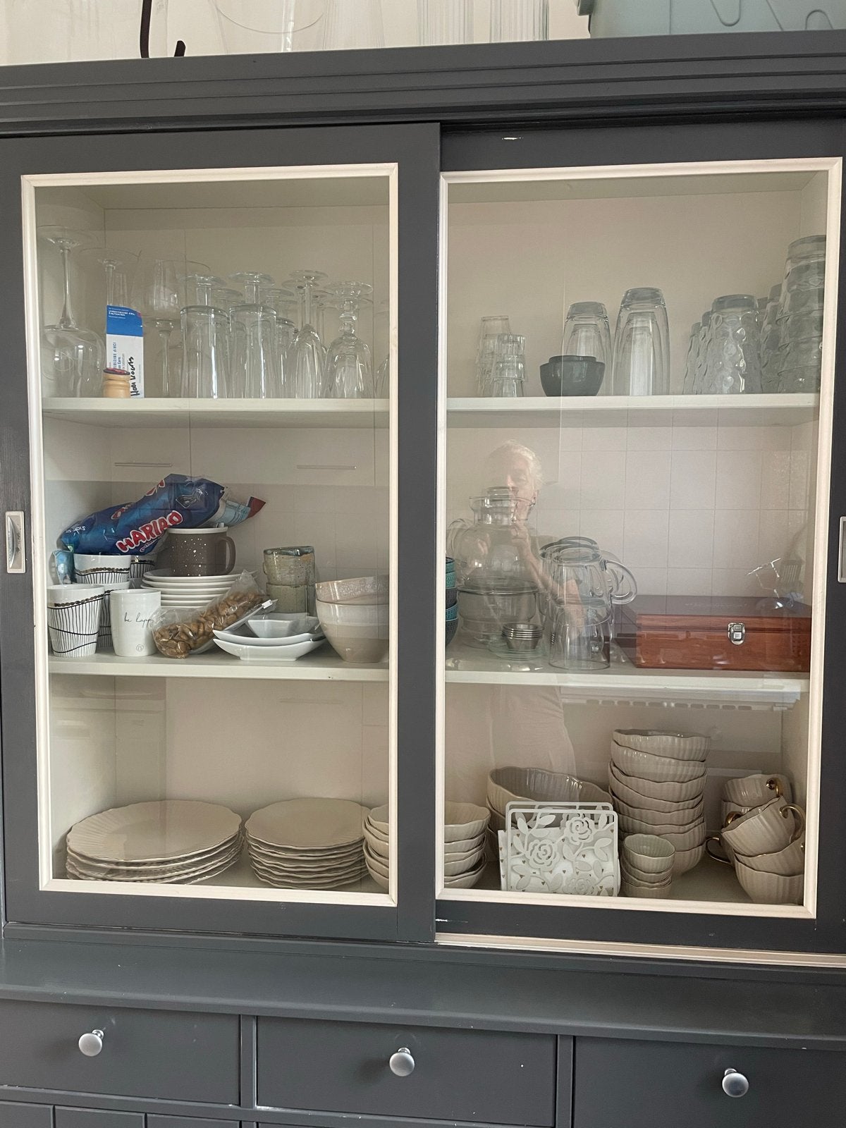 Stijlvolle donkergrijze vitrinekast met schuifdeuren, Huis en Inrichting, Gebruikt, 100 tot 150 cm, 200 cm of meer, Ophalen of Verzenden