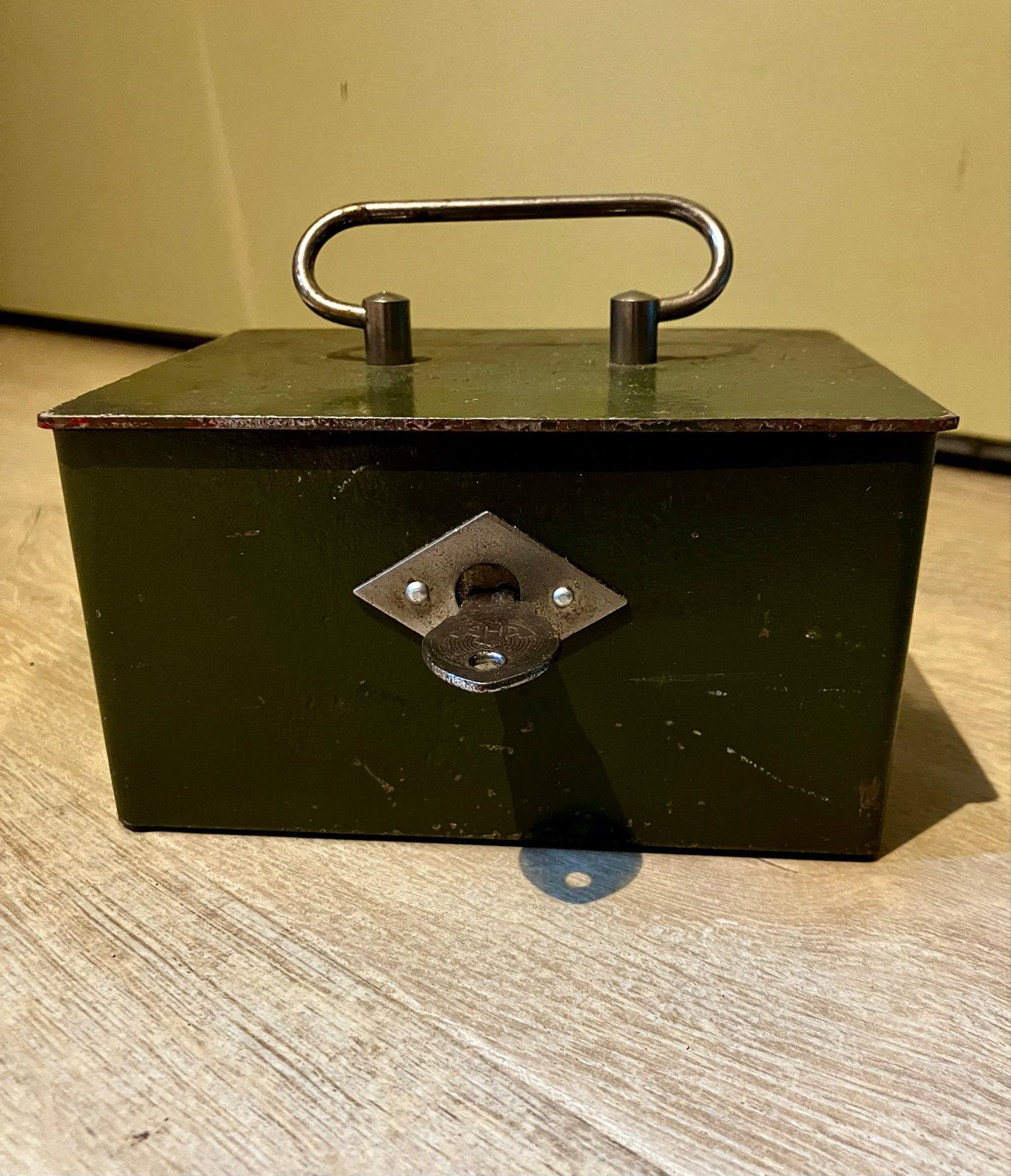 Vintage metal kistje met sleutel - Legergroen, Ophalen, Minder dan 50 cm, Gebruikt, Metaal