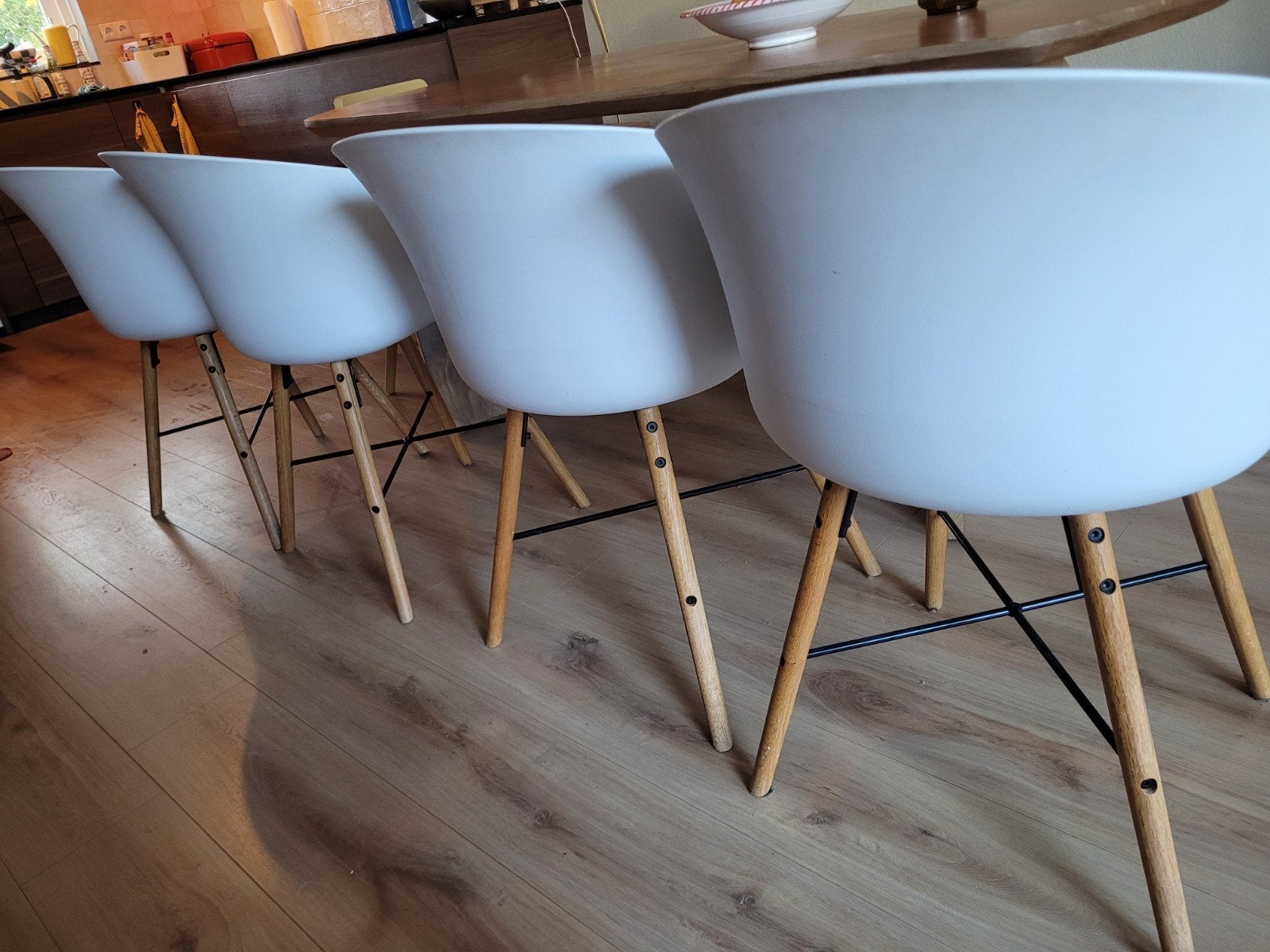 4 Witte Kuipstoelen met houten poten - totaalprijs €60, Huis en Inrichting, Ophalen, Wit