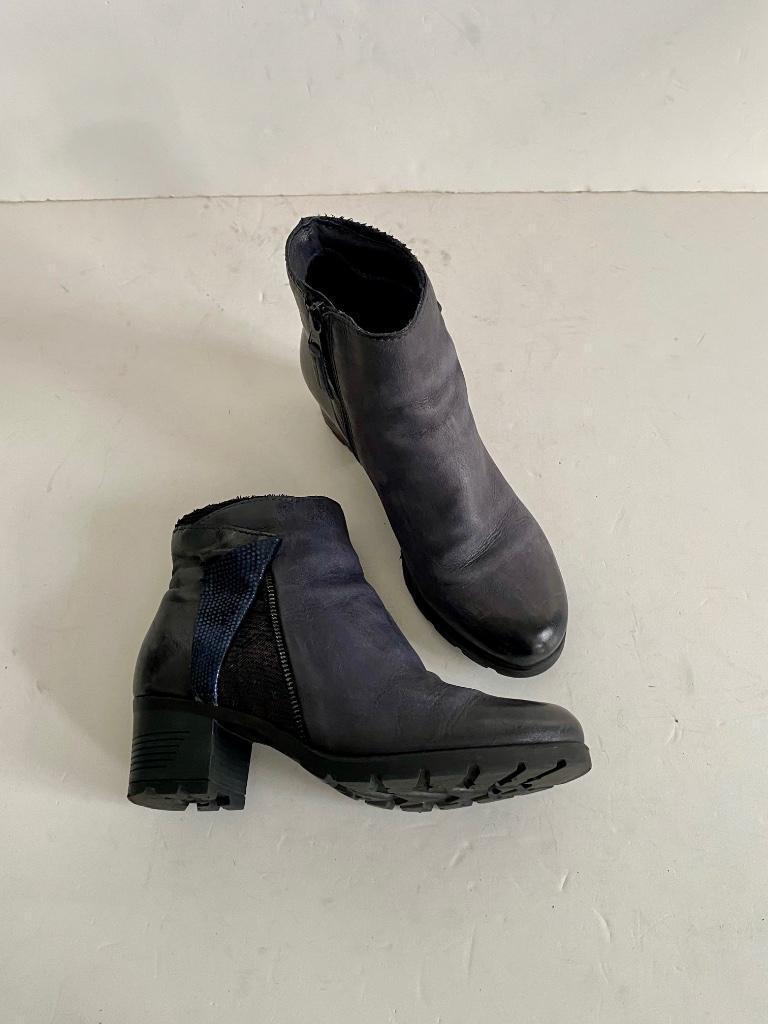 J51 Mjus maat 37 lage leren laarsjes laarzen schoenen blauw, Kleding | Dames, Schoenen, Blauw, Ophalen of Verzenden, Zo goed als nieuw