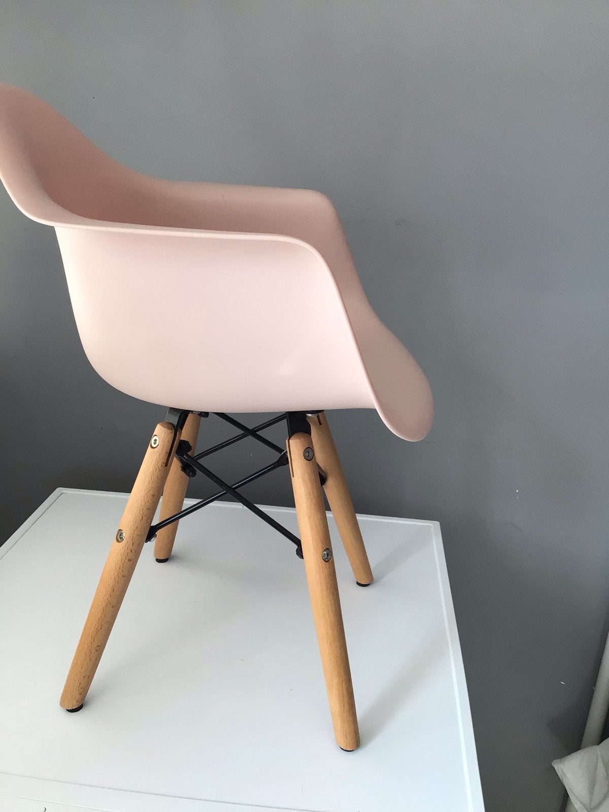 Roze kinderstoel met houten poten - Eames stijl, Ophalen, Gebruikt, Overige kleuren, Eén