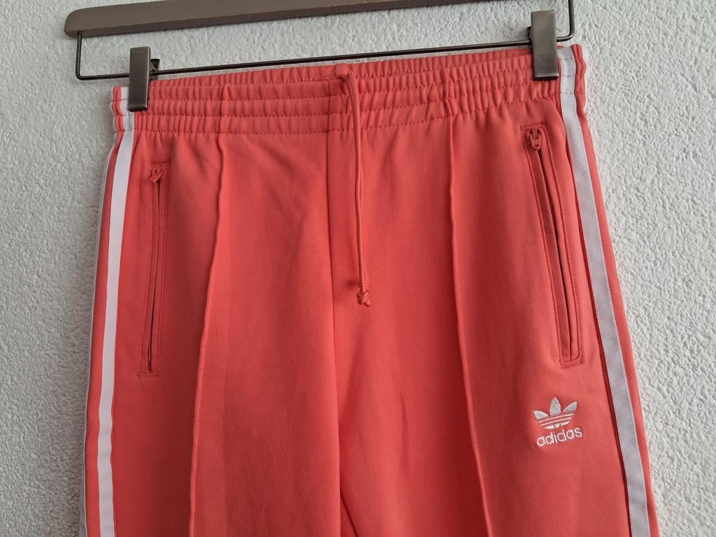 Adidas Originals Trainingsbroek Koraalrood Maat XS, Kleding | Dames, Broeken en Pantalons, Zo goed als nieuw, Maat 34 (XS) of kleiner