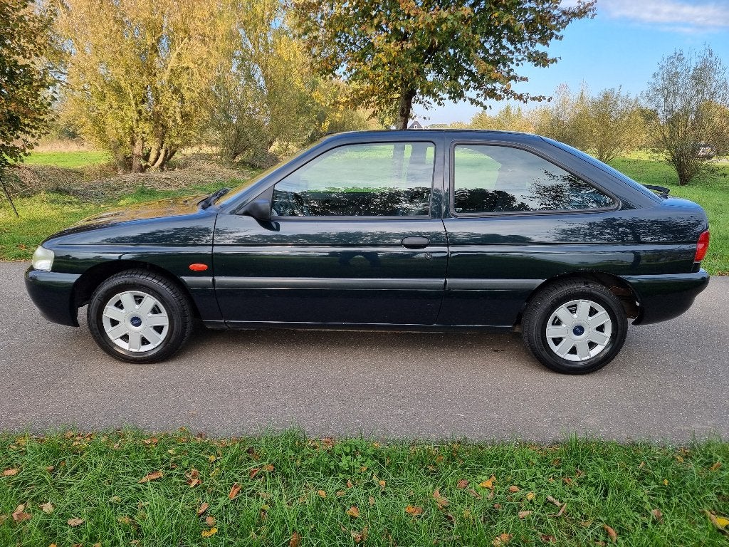 Ford Escort 1.6i, nieuwe APK, trekhaak, slechts 64889 km, Auto's, Escort, 40 €/maand, 4 cilinders, Origineel Nederlands
