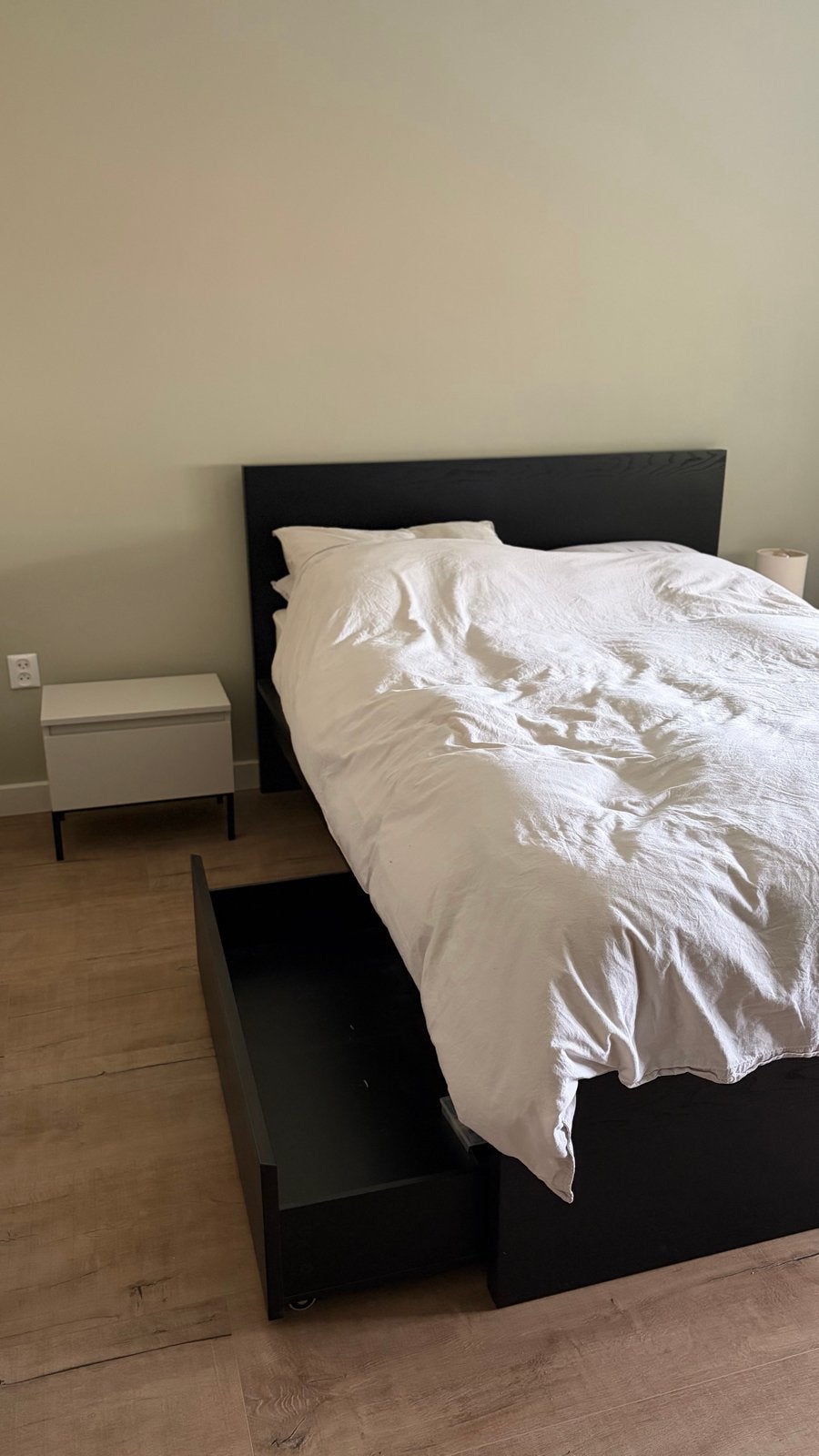 IKEA MALM bed 140x200 met matras nachtkastjes en beddengoed, Ophalen, Zwart, Tweepersoons, 140 cm