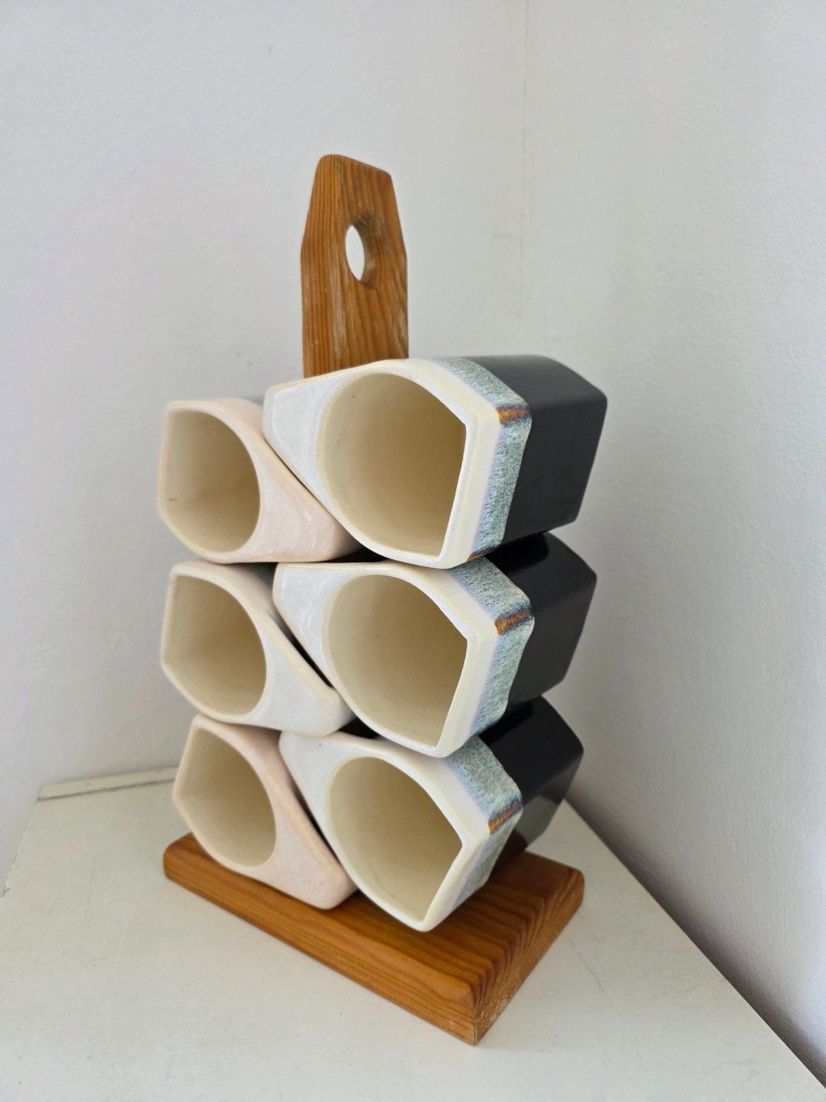 Vintage Mexicaans design mokkenset met houten standaard, Ophalen of Verzenden, Zwart, Steen/keramiek, Overige merken