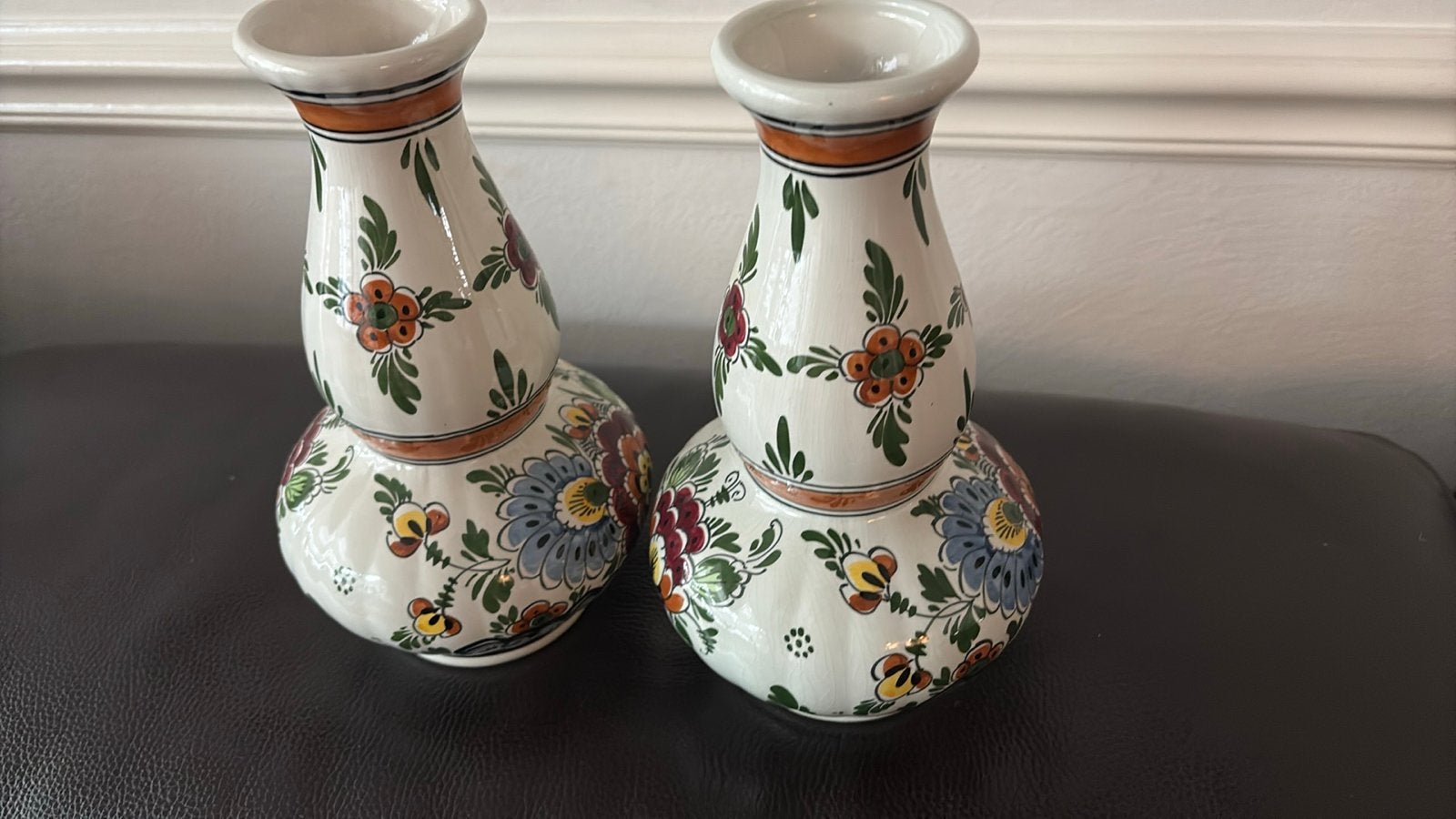 Set van 2 handgeschilderde polychrome vazen uit Holland, Antiek en Kunst, Antiek | Vazen, Ophalen of Verzenden