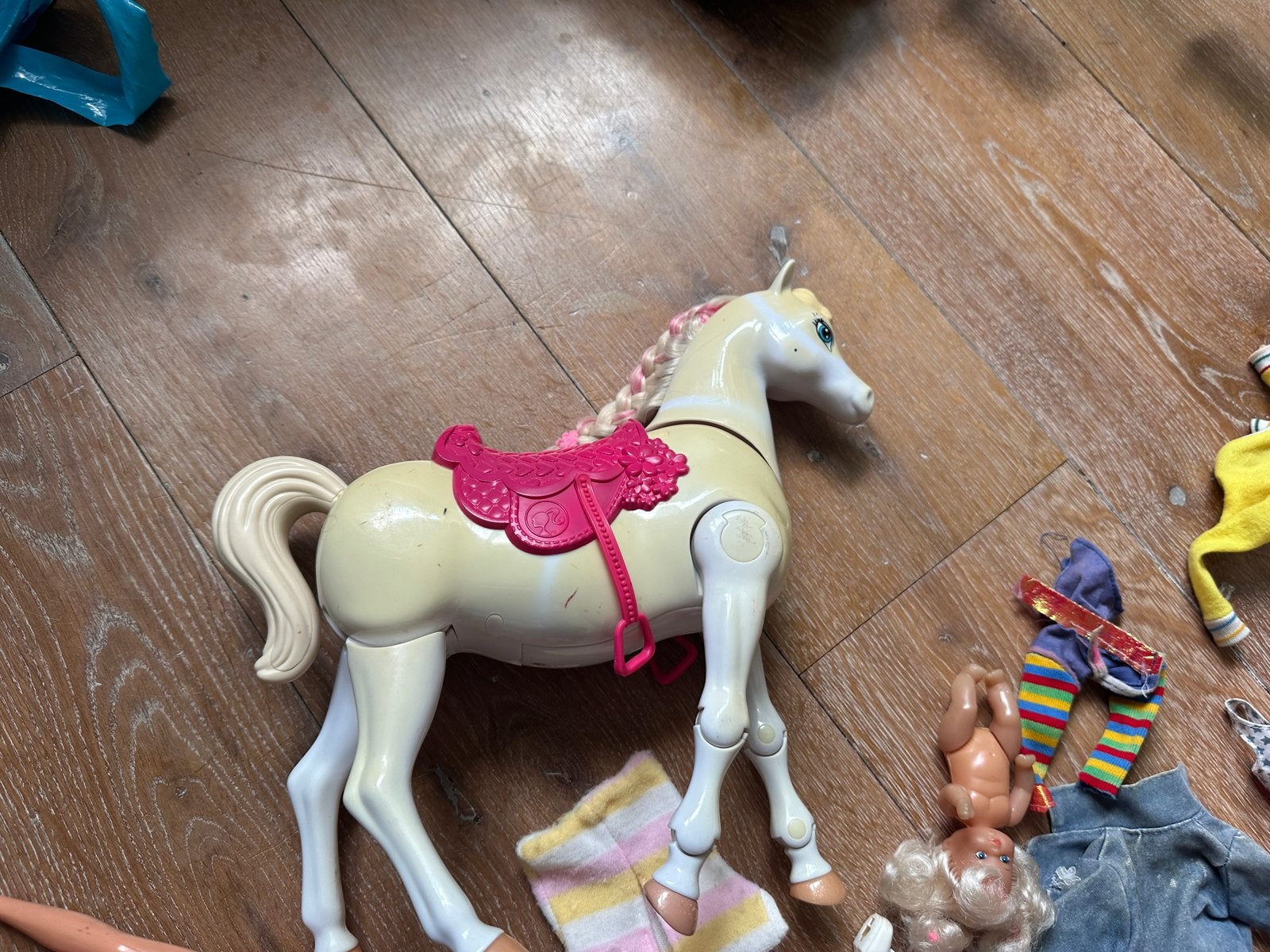 Foto 4 van Ski barbie, paarden barbie baby barbies en veel accessoires
