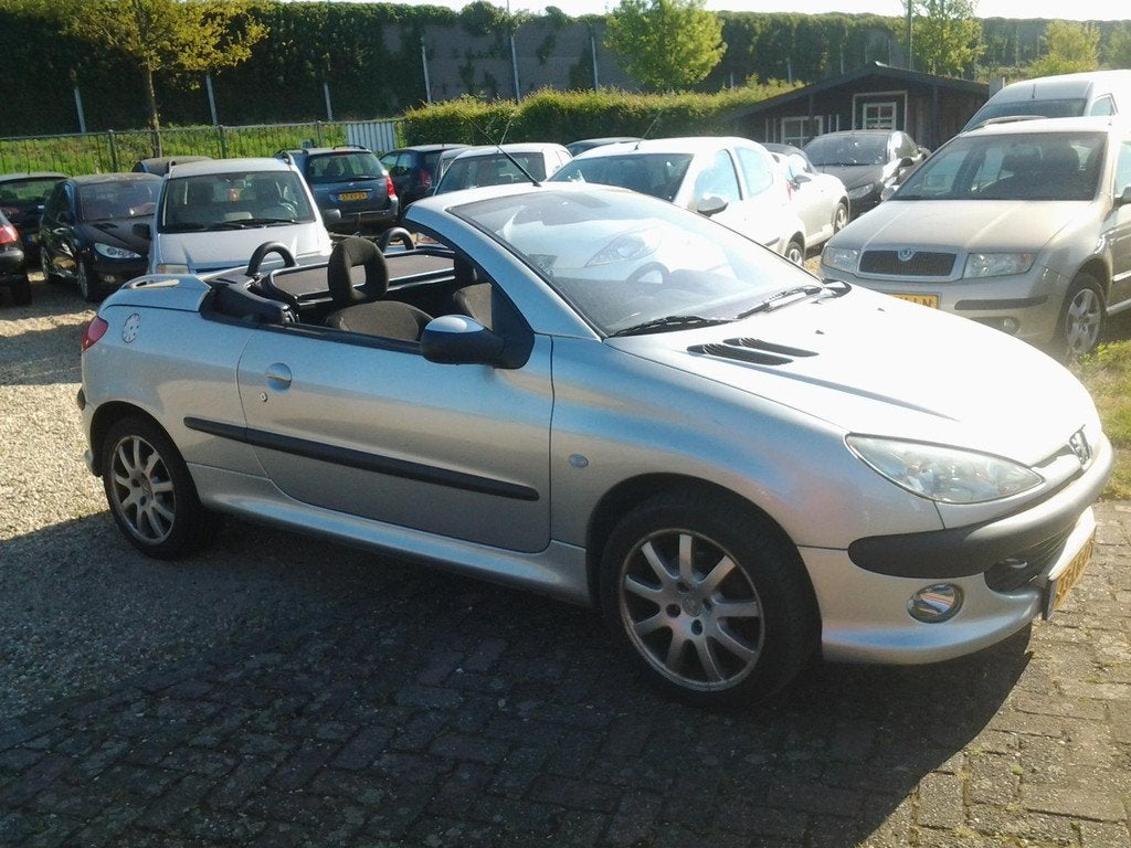Peugeot 206 CC 2.0-16V Een NL auto en 153000 nap km Airco ze, Auto's, Peugeot, Gebruikt, Zwart, 4 cilinders, Cabriolet