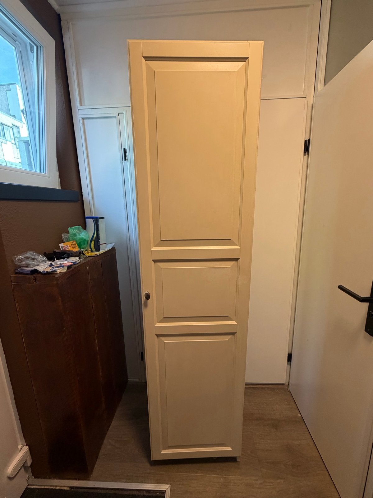 Smalle beige kast met deuren, Ophalen, Minder dan 50 cm, Gebruikt, Minder dan 25 cm