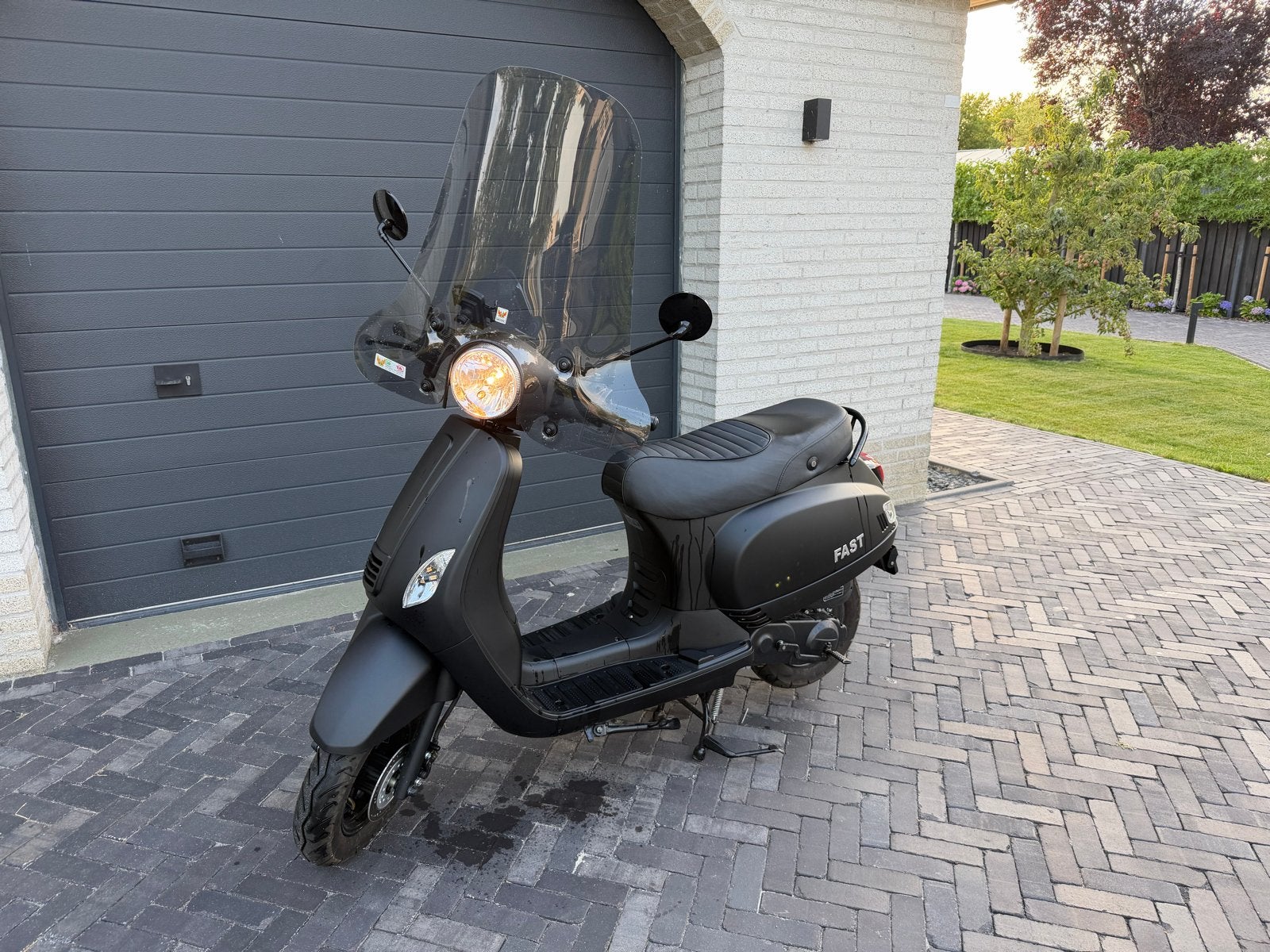 Killerbee Riva Fast zwarte snor scooter - 1e eigenaar 7446km, Zo goed als nieuw, Benzine, Ophalen, Overige merken