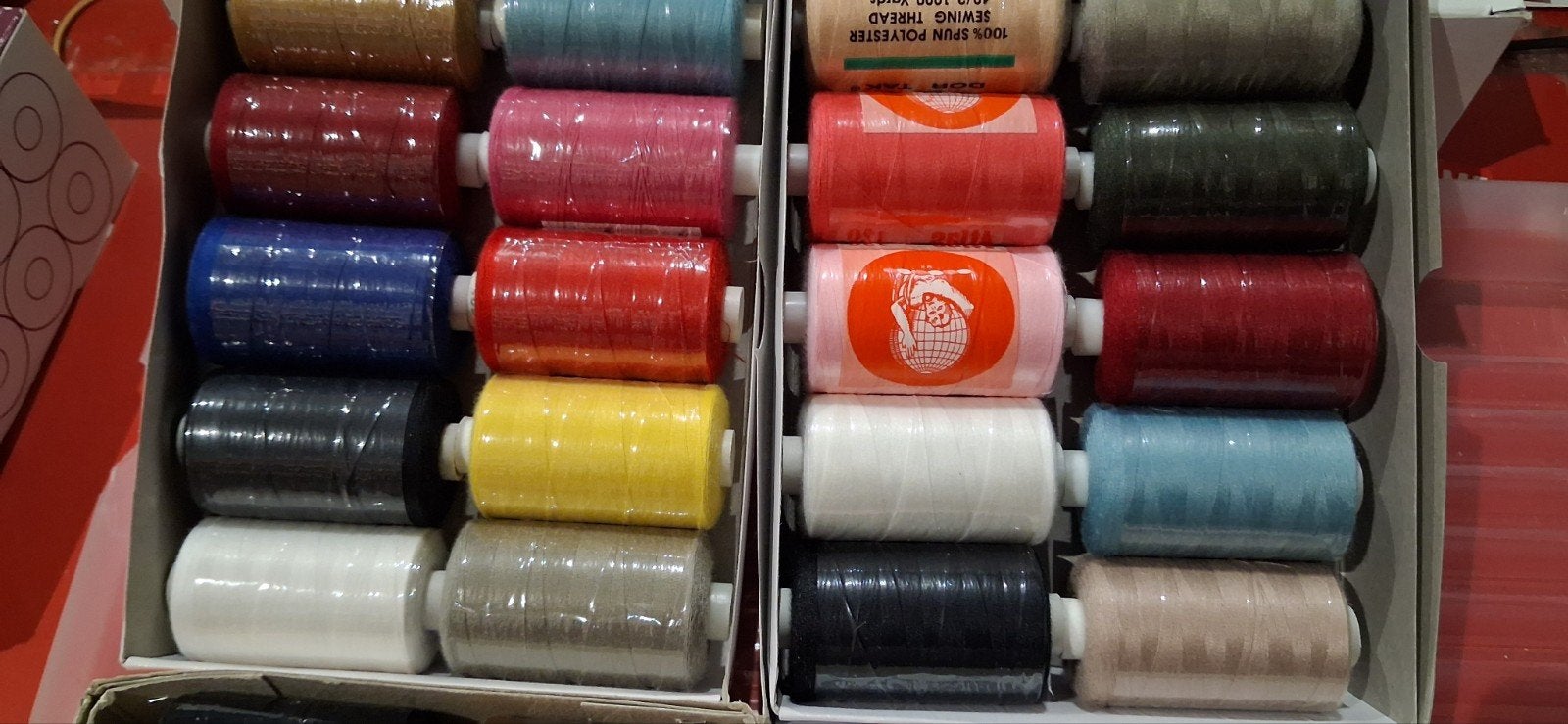 nu deze mooie partij machine garen, Hobby en Vrije tijd, Ophalen of Verzenden, Nieuw, Garen of Naald(en)