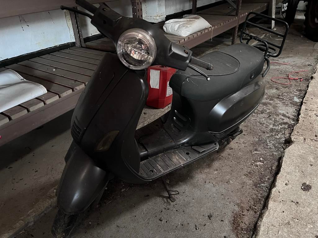 Zwarte Scooter. Degelijke machine, Ophalen, Gebruikt, Benzine, Overige merken