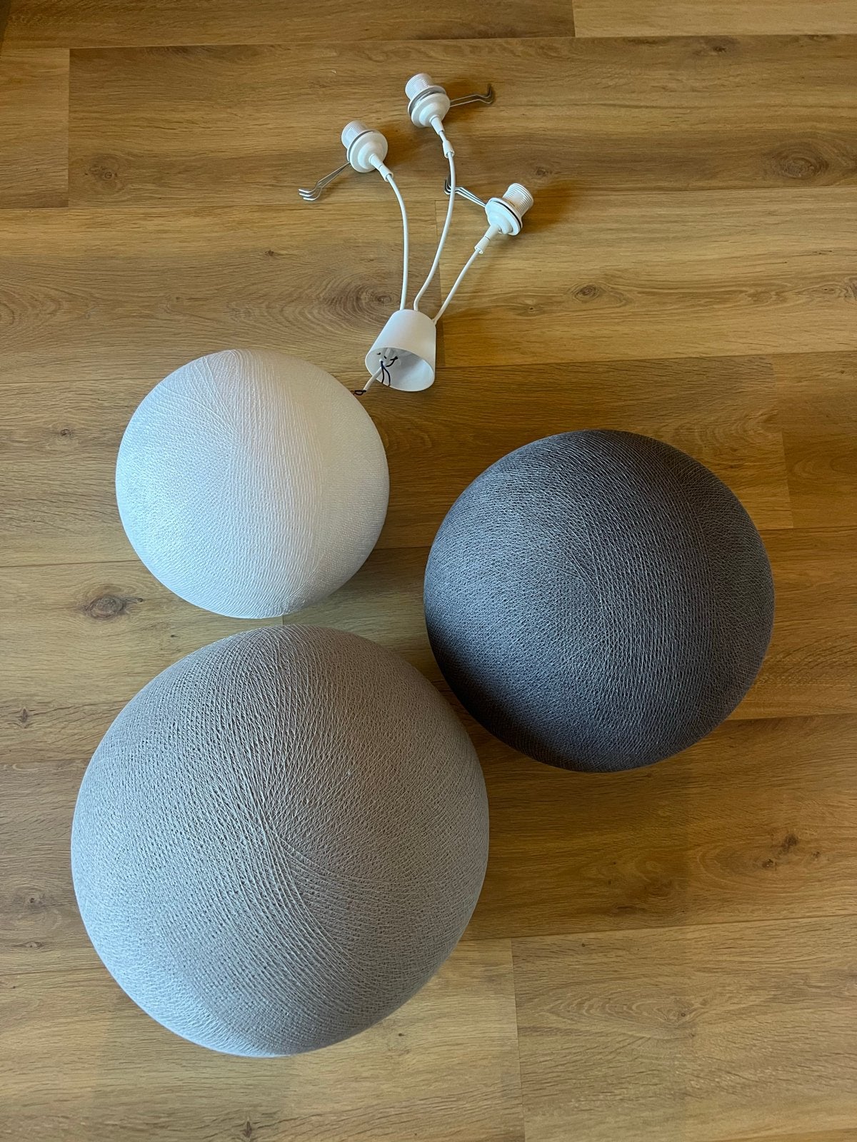 Drievoudige hanglamp - Shades of Grey (Cotton Ball Lights), Huis en Inrichting, Ophalen of Verzenden, Zo goed als nieuw, Textiel