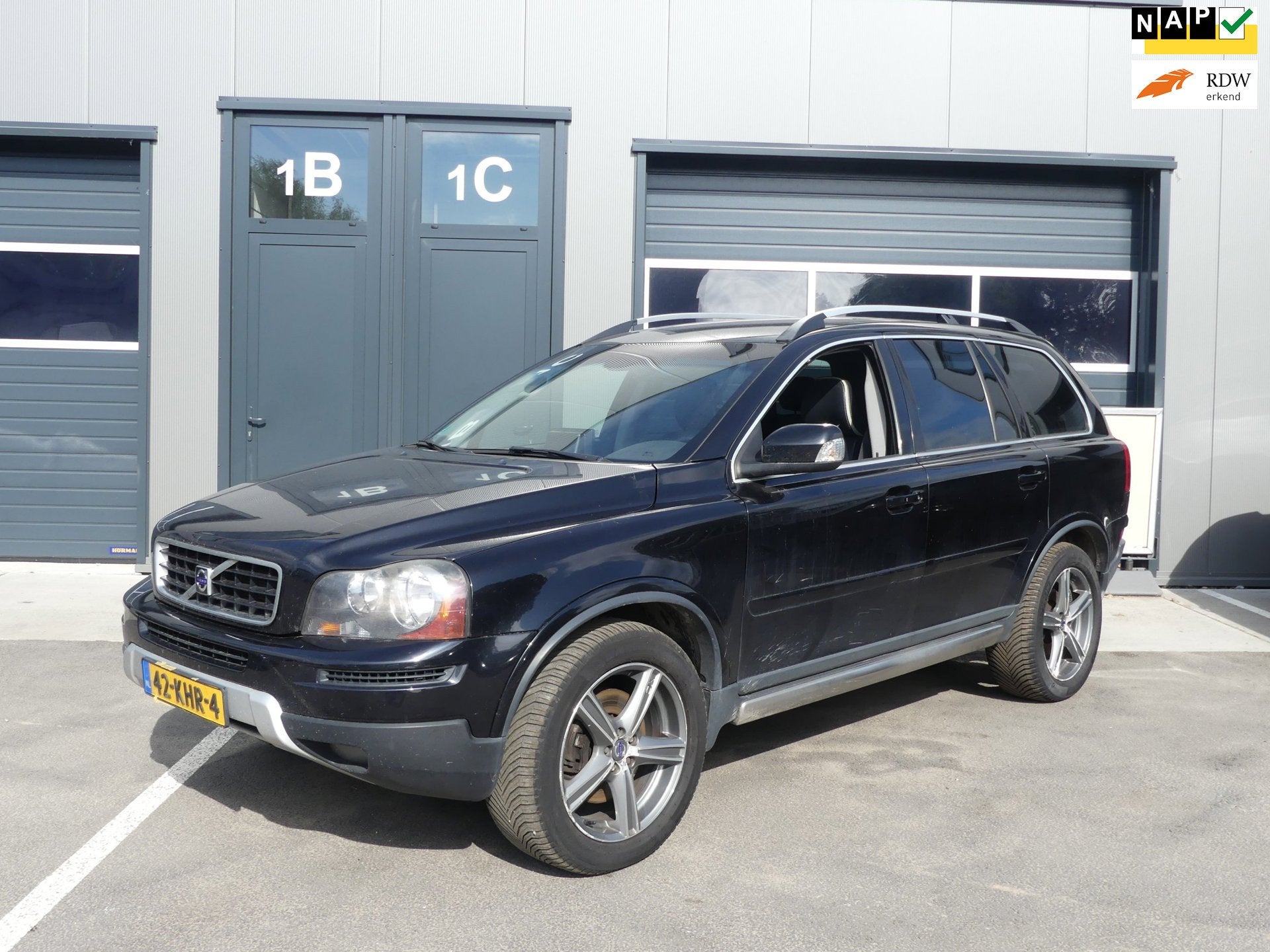 Volvo XC90 2.4 D5 Automaat Sport Leder Navi 7-Persoons APK t, Gebruikt, Zwart, 255 €/maand, 7 stoelen