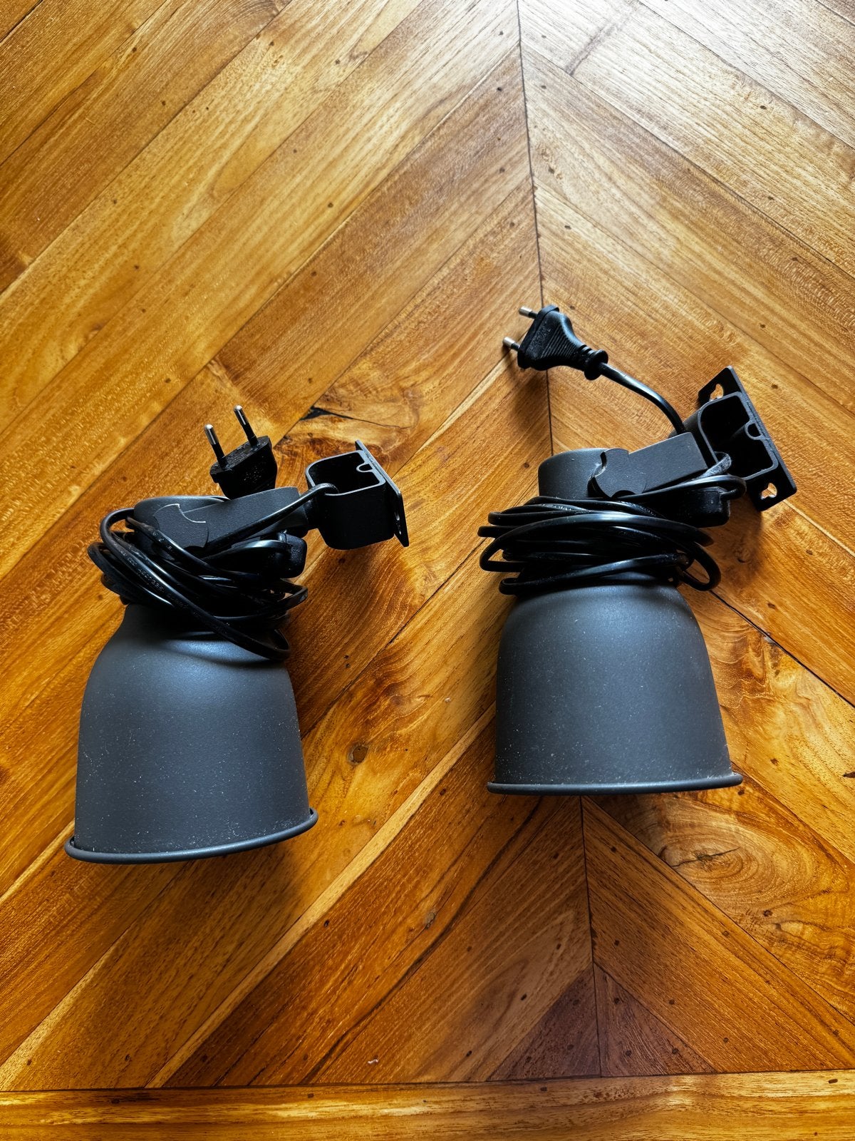 2x IKEA Hektar wandlamp donkergrijs, Met snoer/stekker, Gebruikt, E14 (klein), Ophalen of Verzenden