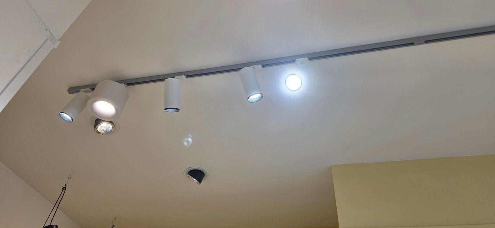 Interieur, kasten, verlichting, tafels en een balie te koop., Zakelijke goederen, Aankleding binnen, Ophalen, Gebruikt, Complete inventaris