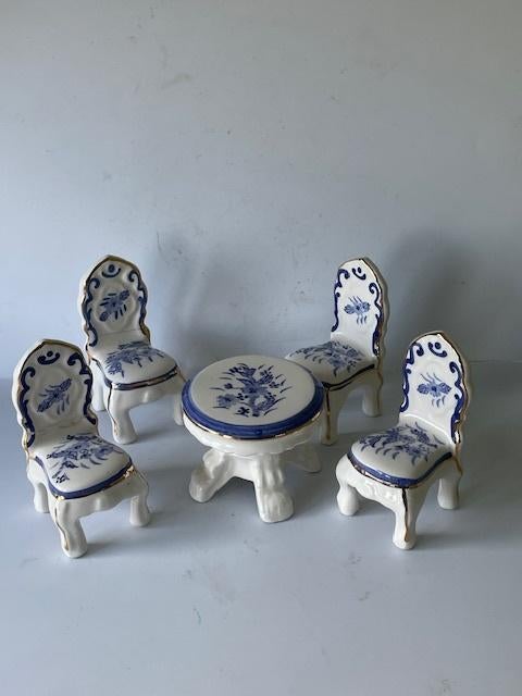 Blauw wit porselein. Miniatuur tafel met 4 stoeltjes., Ophalen
