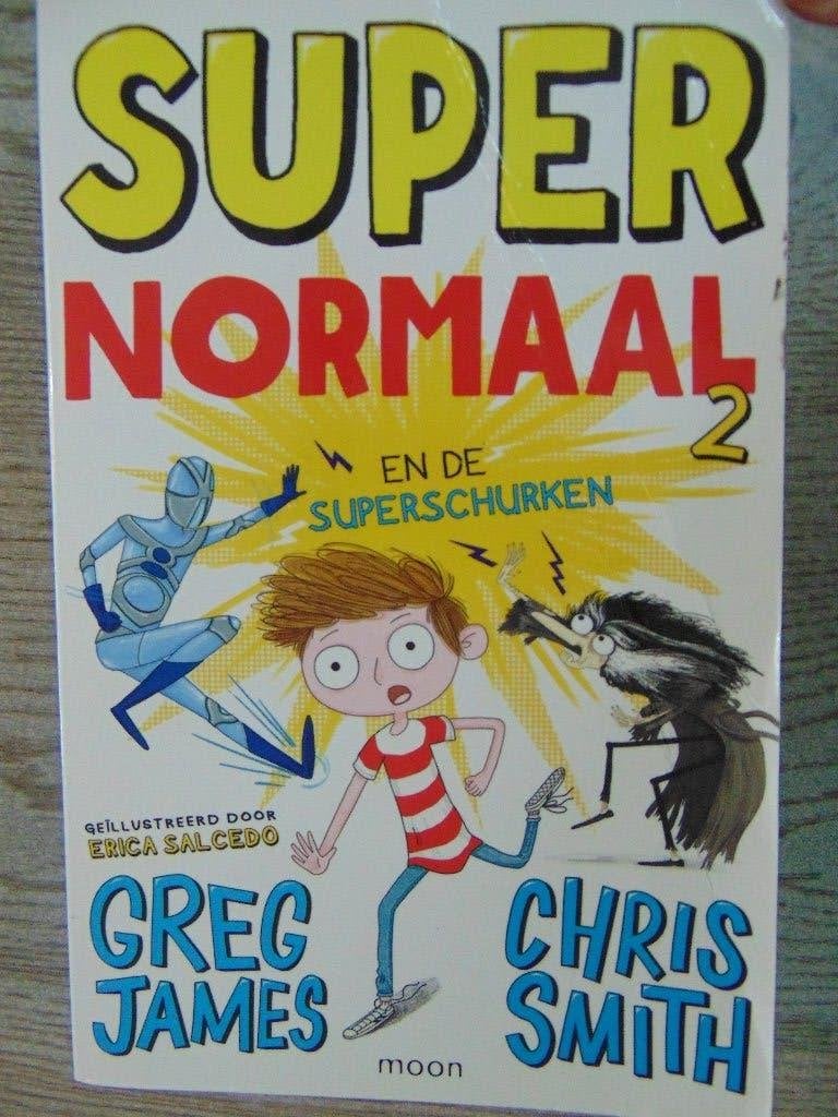 Super Normaal 2 en de superschurken - boek Greg James, Ophalen of Verzenden, Gelezen, Greg James & Chris Smith, Fictie