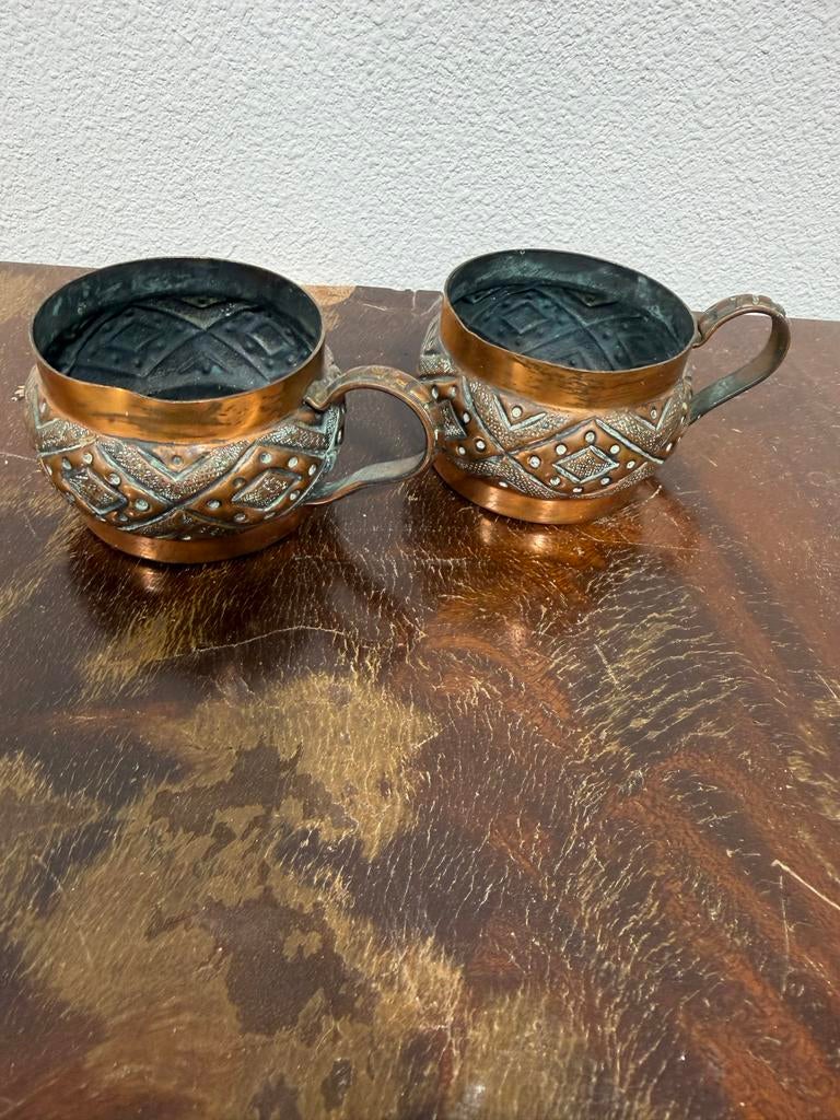 Set van 2 Antieke Koperen Mokken met Reliëf, Antiek en Kunst, Ophalen of Verzenden