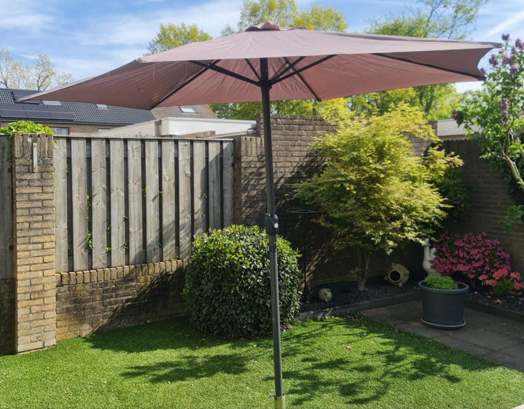 Nieuwe taupe Parasol met opdraai mechanisme, Ophalen, Nieuw, 2 tot 3 meter, Stokparasol