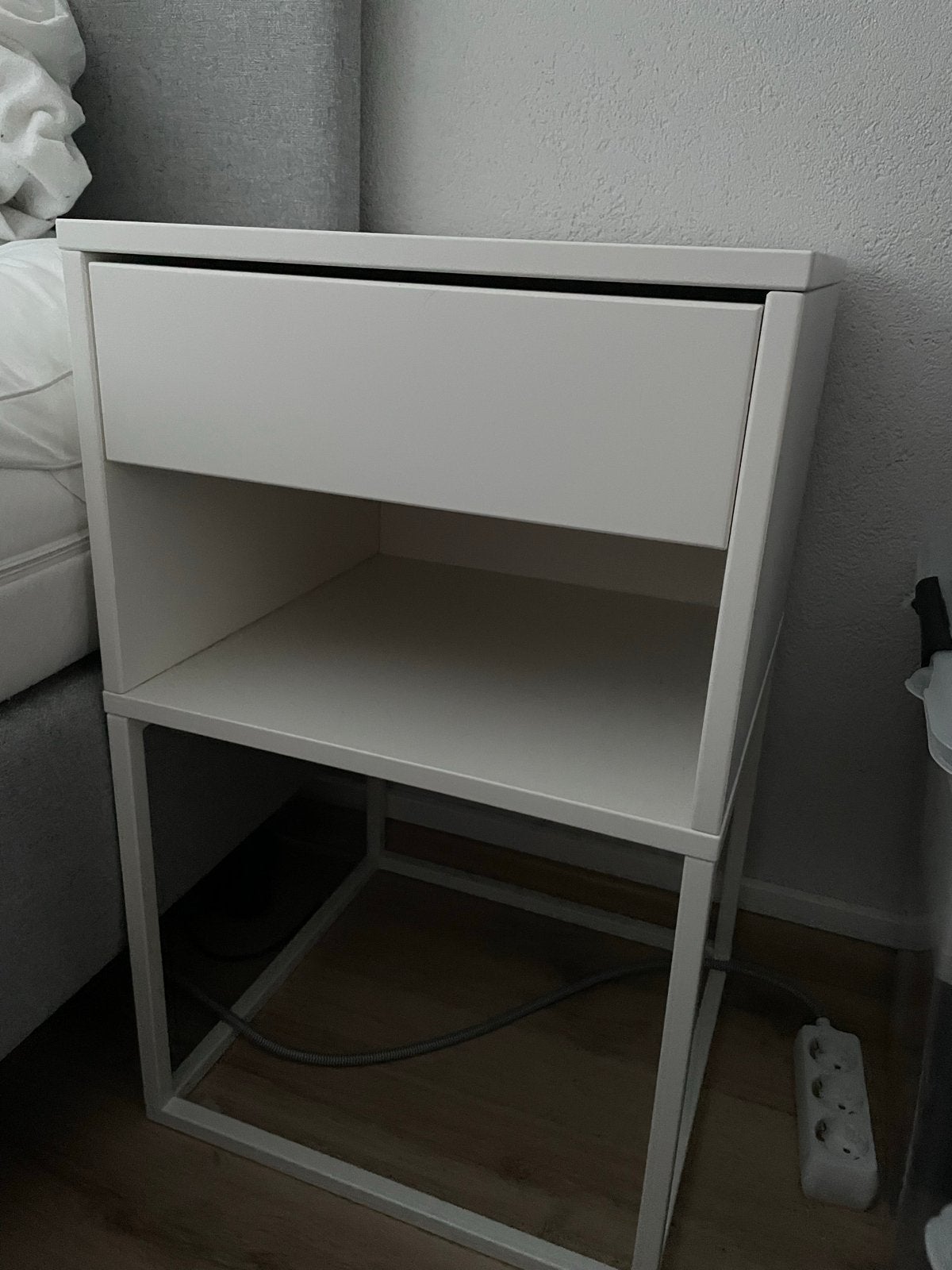 IKEA Nachtkastje met lade en open vak - Wit, Huis en Inrichting, Slaapkamer | Nachtkastjes, Ophalen, Overige materialen, Minder dan 45 cm