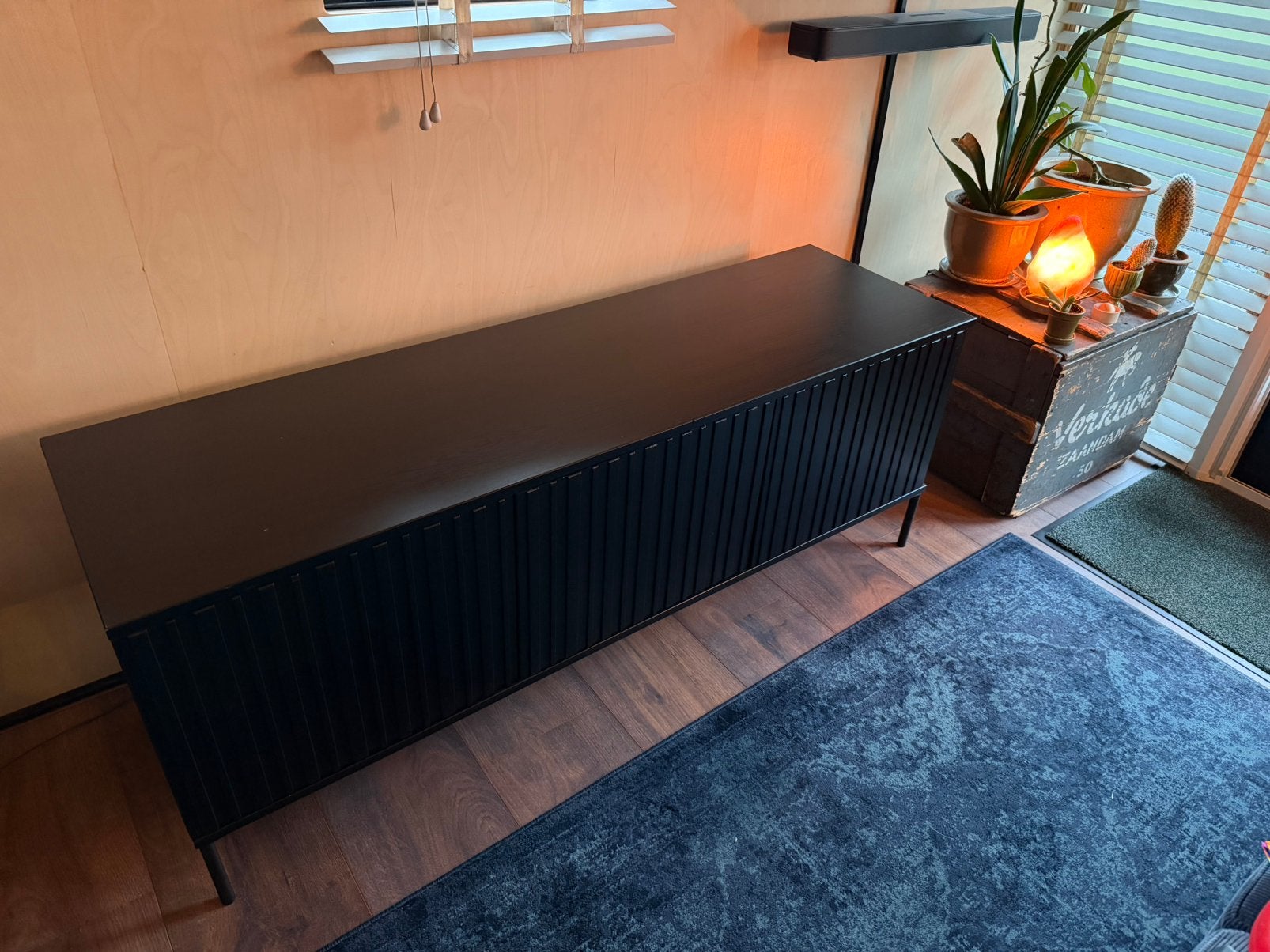 Woood new gravure tv meubel 150 cm grenen zwart, Huis en Inrichting, Ophalen, 100 tot 150 cm, Zo goed als nieuw, Minder dan 100 cm