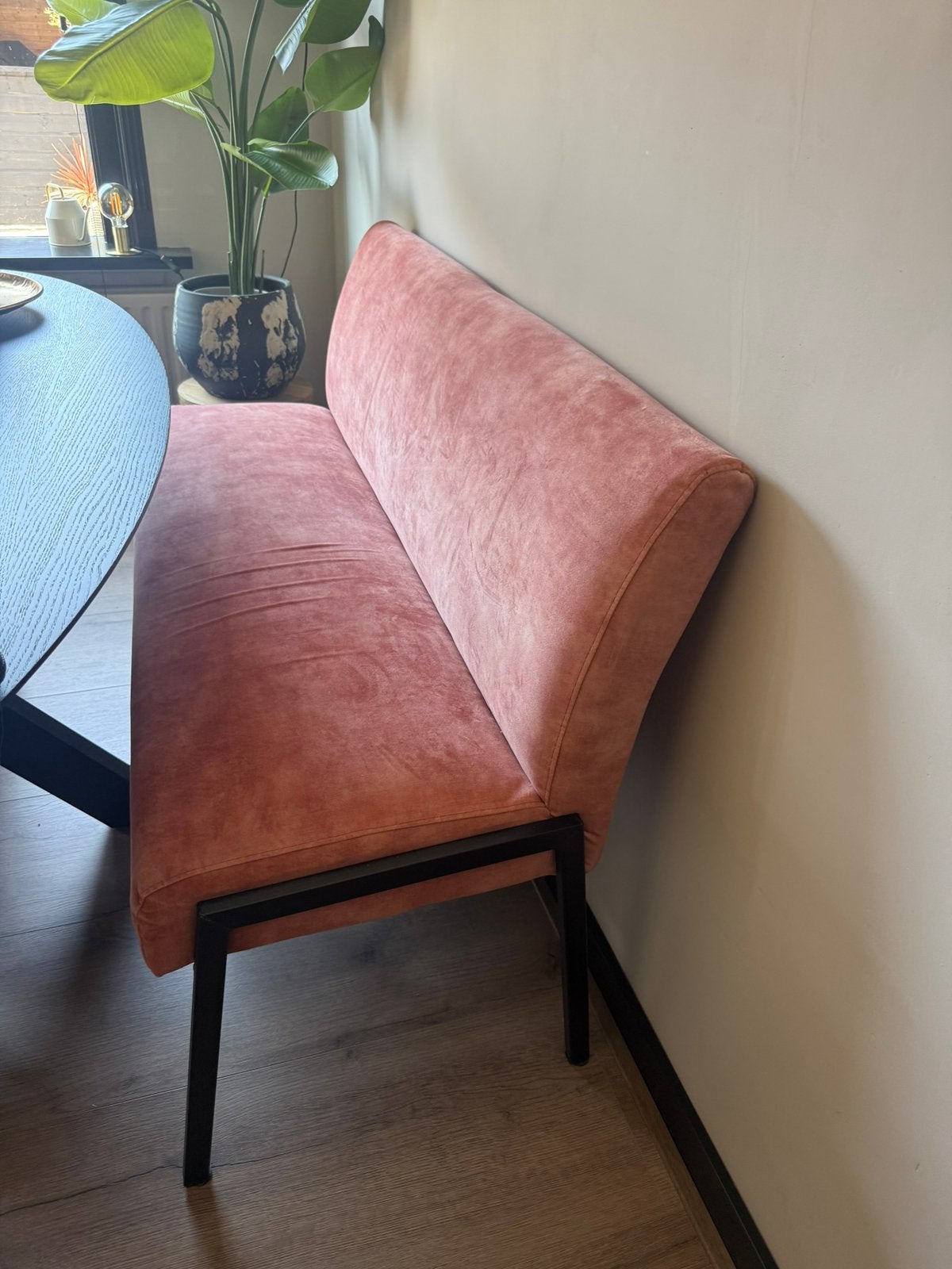 Zalmroze velvet eetkamerbank 140 cm - z.g.a.n., Ophalen, Minder dan 75 cm, Tweepersoons, Zo goed als nieuw