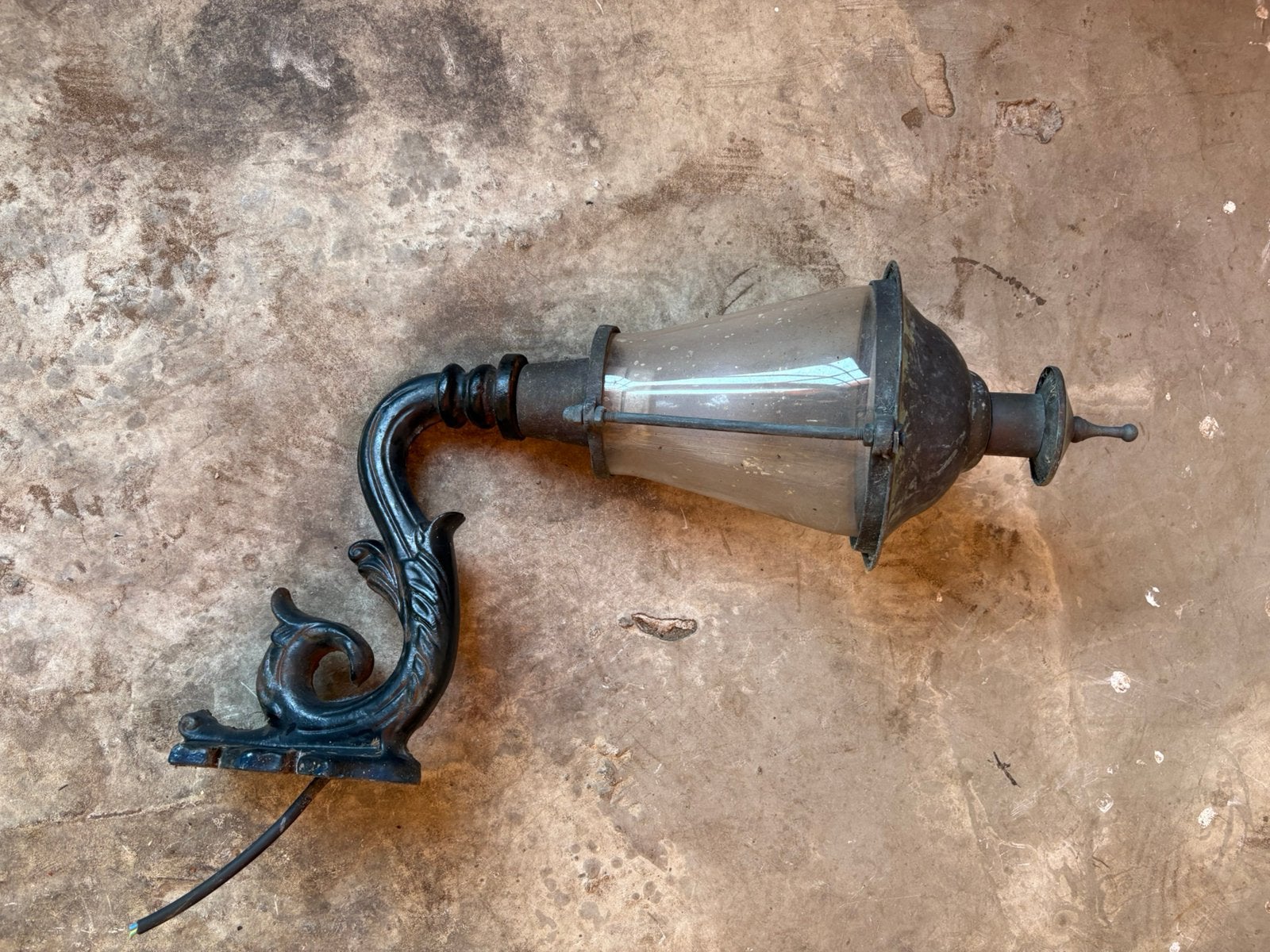 Antieke gietijzeren buitenlamp met sierbracket, Ophalen of Verzenden