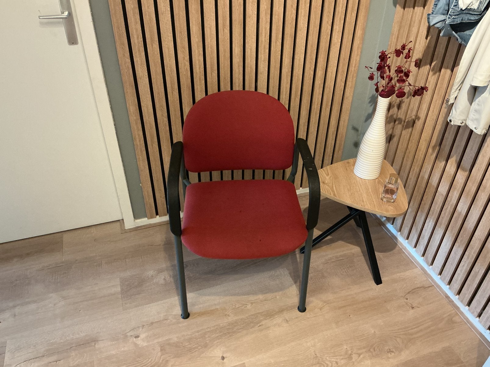 Comfortabele rode stoel met armleuningen, Ophalen, Gebruikt, Rood, Eén