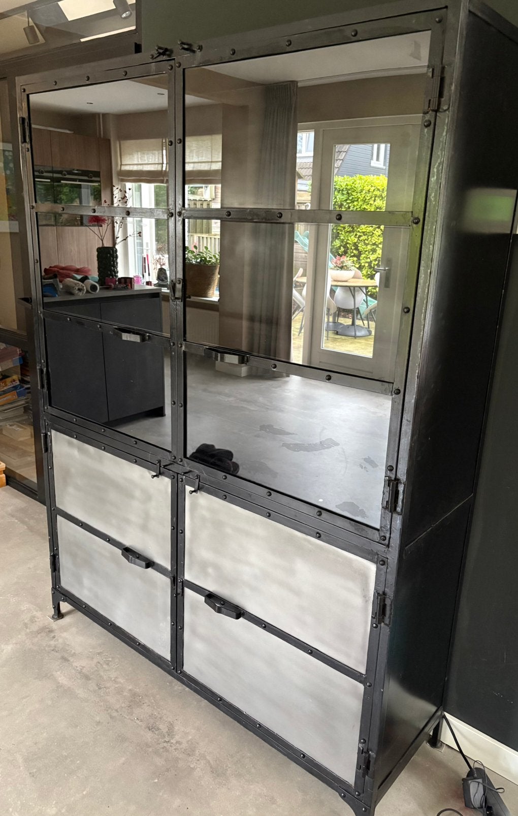 Stoere Industriële kast met glazen deuren, Huis en Inrichting, Kasten | Boekenkasten, Zo goed als nieuw, 100 tot 150 cm, 150 tot 200 cm