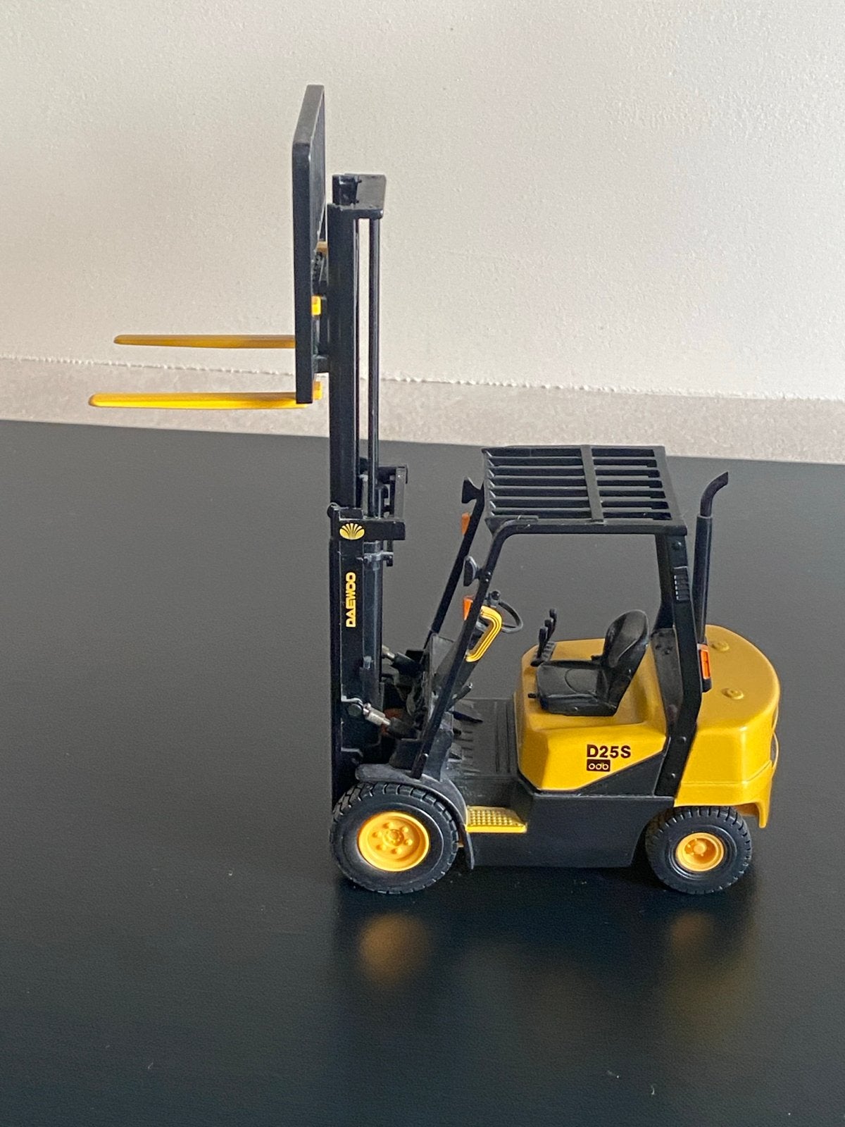 Daewoo D25S vorkheftruck model 1:20 - Nieuw in doos, Ophalen of Verzenden, Zo goed als nieuw, Groter dan 1:32, Overige merken
