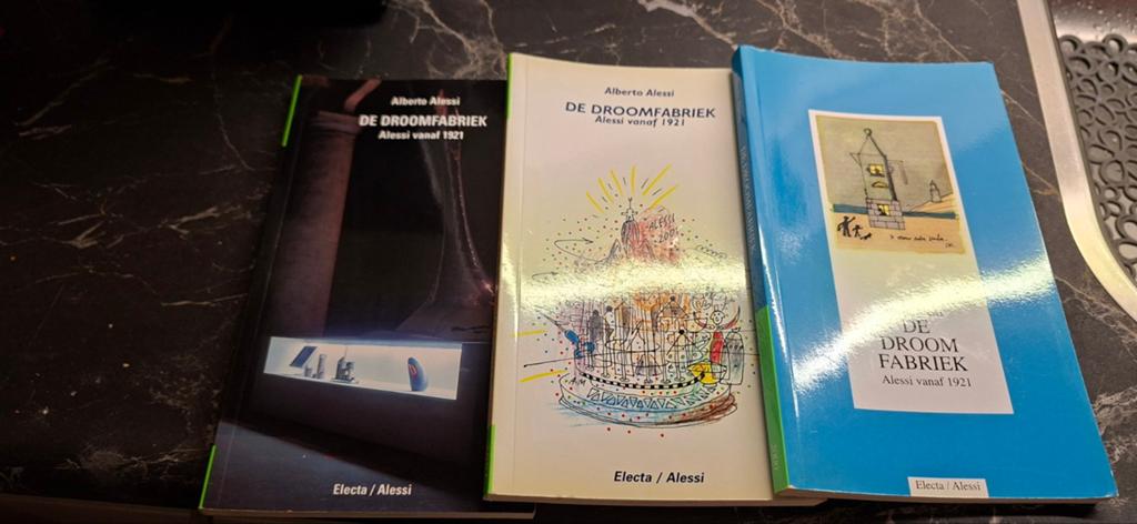 De Droomfabriek - Alberto Alessi (8 euro per boek (3 boeken), Boeken, Ophalen of Verzenden, Gelezen, Overige onderwerpen, Alberto Alessi