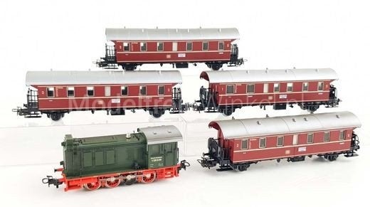 Märklin 2858 Treinset met V36 en 4 wijnrode Donderbussen, Wisselstroom, Treinset, Ophalen of Verzenden, Zo goed als nieuw