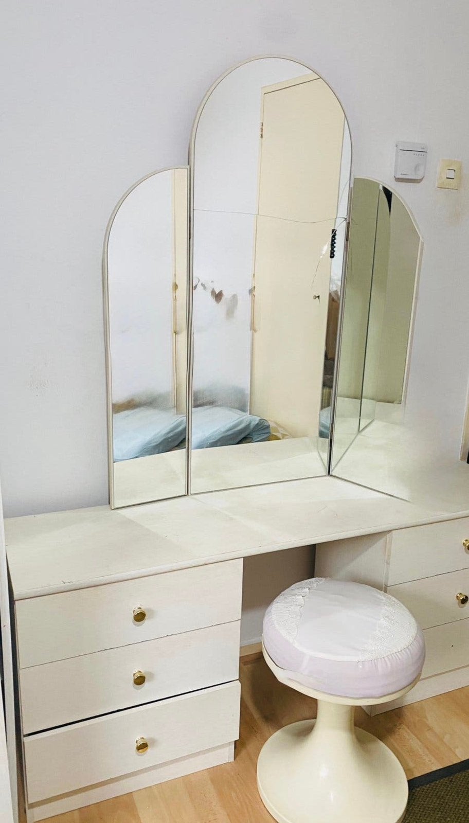 Te koop kaptafel met gebruikt sporen en gebroken spiegel., Ophalen, Zo goed als nieuw, 50 tot 100 cm, Minder dan 100 cm