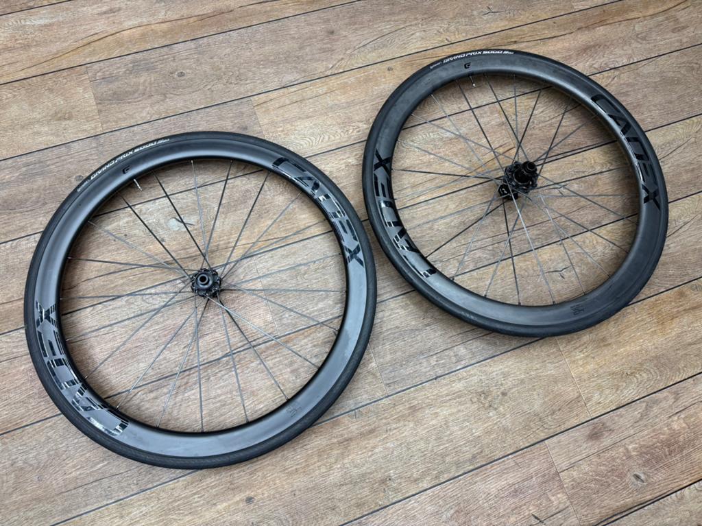 CADEX 42 Tubeless carbon wielset disc Shimano HG11/12s, Fietsen en Brommers, Fietsonderdelen, Verzenden, Zo goed als nieuw, Band