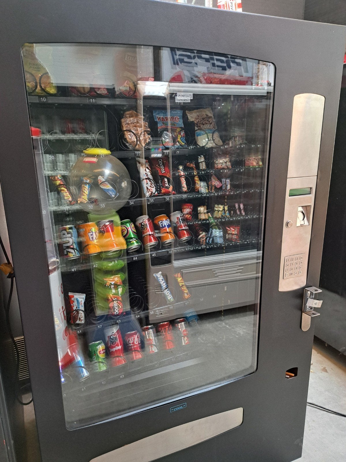 fris / snack automaat gekoeld met voorraad ruimte, Ophalen
