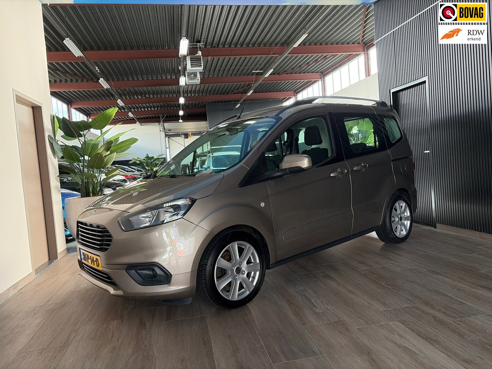 Ford TOURNEO COURIER 1.0 Titanium/ Nieuwe motor en koppeling, Stof, Gebruikt, 100 pk, Bedrijf