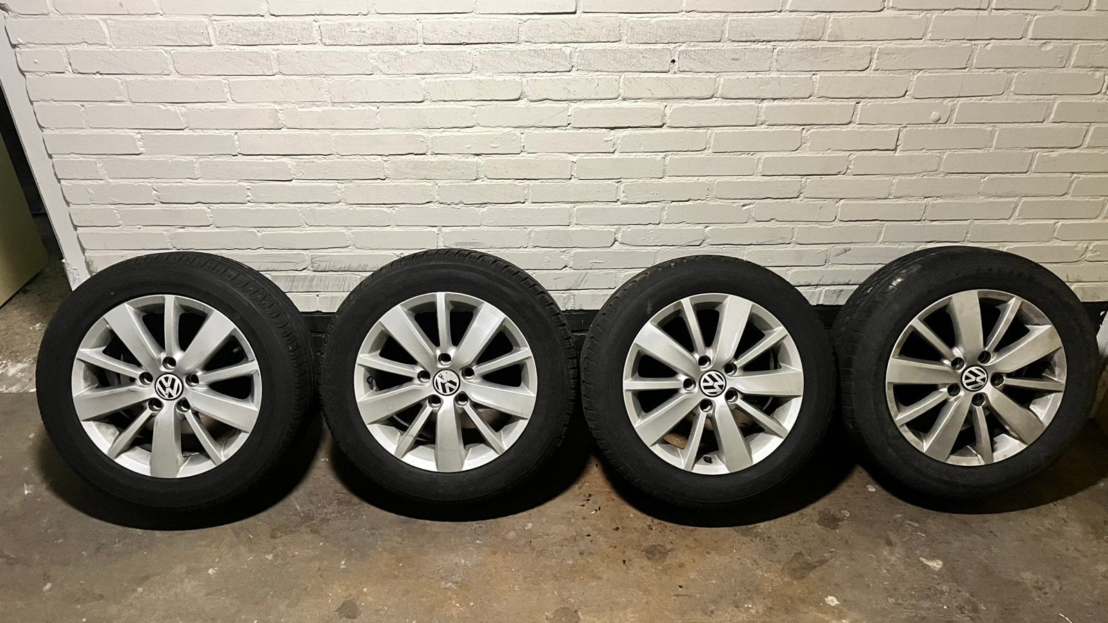 Volkswagen 16 inch lichtmetalen velgen met banden, 16 inch, Zomerbanden, 205 mm, Ophalen of Verzenden