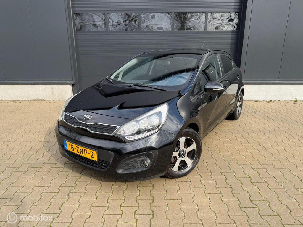 Kia Rio 1.2 CVVT Design Edition Airco Nw APK 03/27 Cruise C, Auto's, Euro 5, 4 cilinders, Zwart, Origineel Nederlands