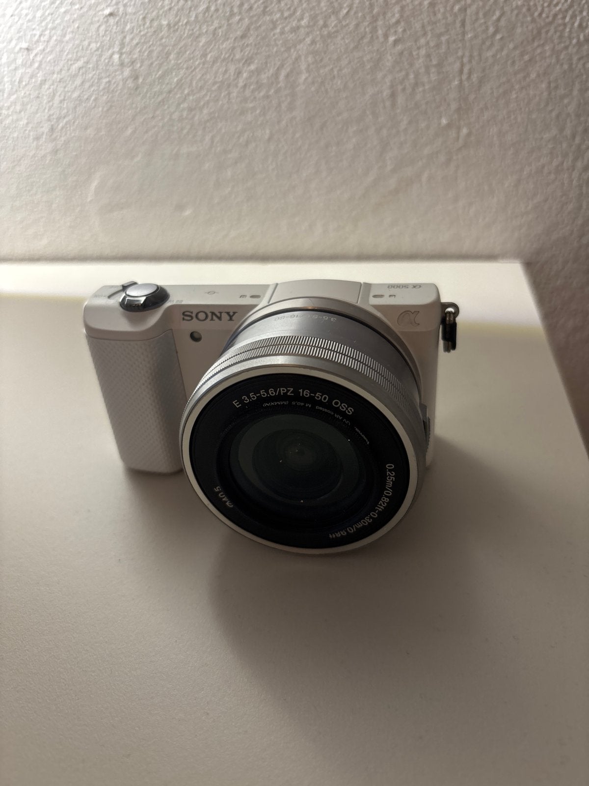 Sony a5000 systeemcamera met lens en lader (flits defect), Gebruikt, Oplader, Sony, Systeemcamera