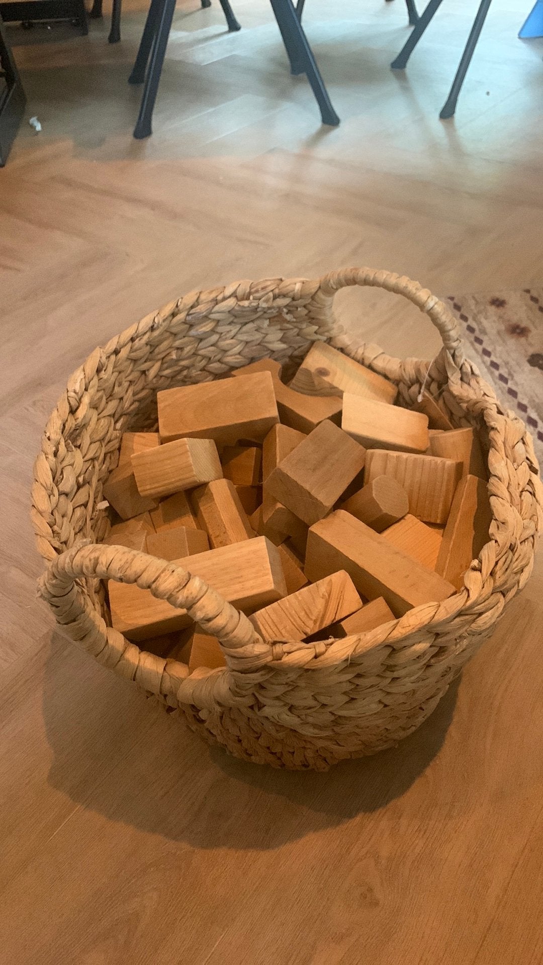 Grote mand vol met houten blokken. Waldorf montessori, Ophalen, Gebruikt, Rond, Riet