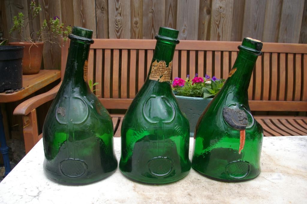 Oude scheve glazen armagnac flessen, Ophalen of Verzenden