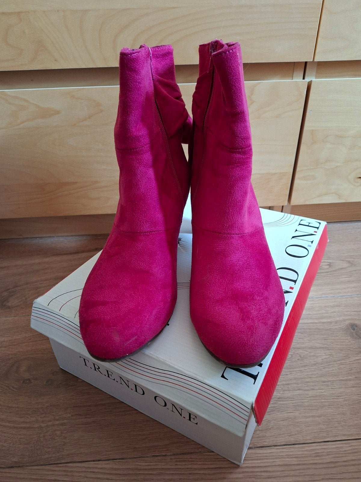 Fuchsia enkellaarsjes met hak mt 42, Lage of Enkellaarzen, Ophalen of Verzenden, Roze, Trend One