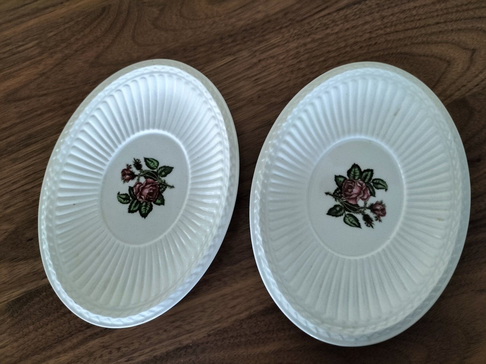2 ovale schaaltjes 19 cm Wedgewood Moss Rose., Ophalen
