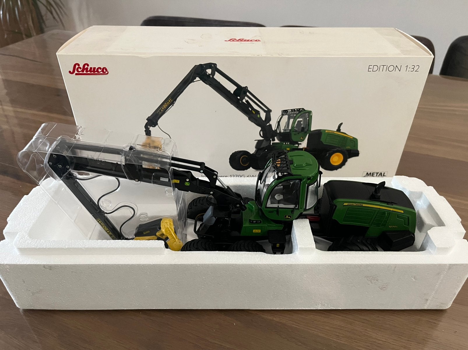John Deere 1270 G  6 W Harvester bomenzager Schuco nieuw, Ophalen of Verzenden, Nieuw, Tractor of Landbouw, Schuco