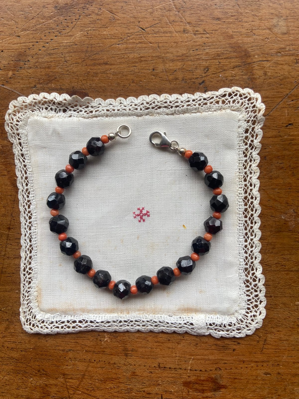 Armband gitten granaten bloedkoraal, Sieraden, Tassen en Uiterlijk, Ophalen of Verzenden, Zilver, Armband