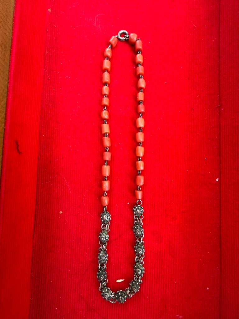 Ketting bloedkoraal Zeeuwse knoopjes, Ophalen of Verzenden, Zo goed als nieuw, Met edelsteen, Rood